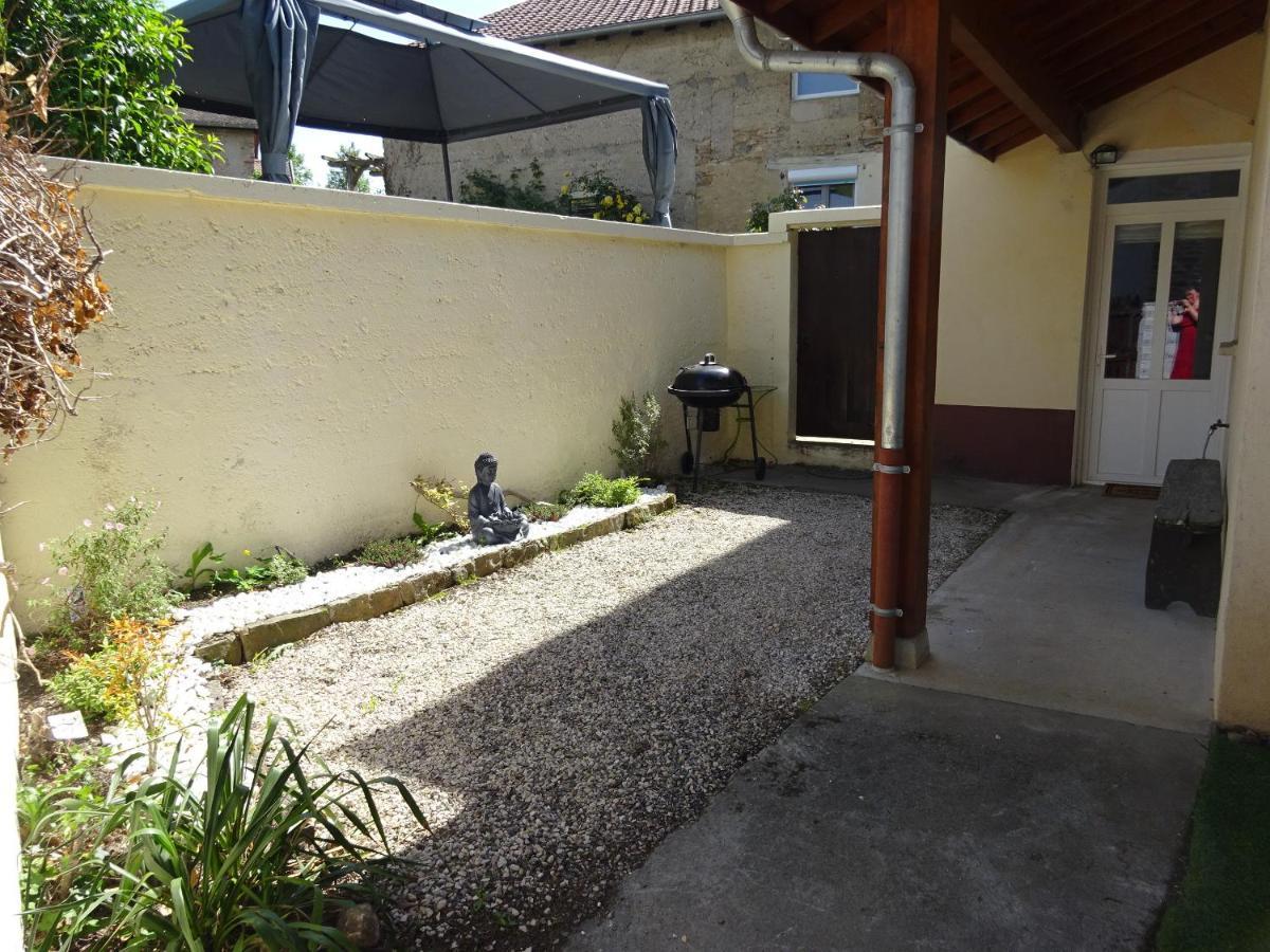 Gite Des Pleiades Villemoirieu Exterior foto